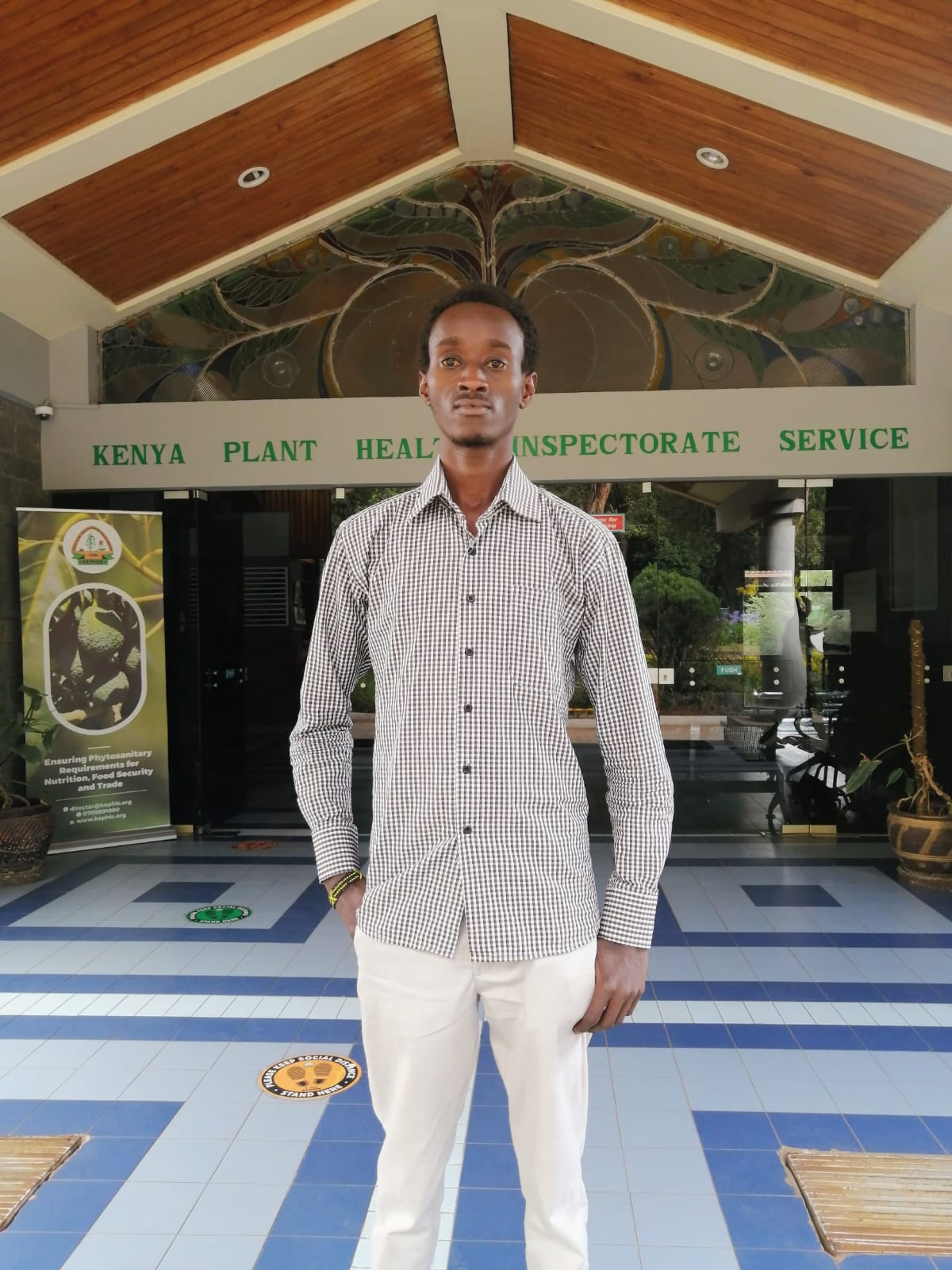 Evans Mutwiri leading a practical garden training session